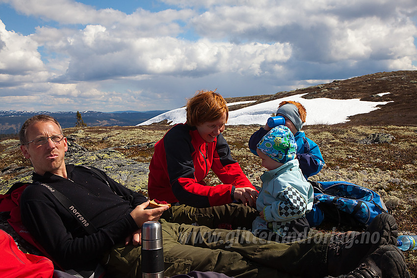 Pause under en tur på Makalausfjellet. Bildet er tatt oppunder østtoppen på 1091 moh.