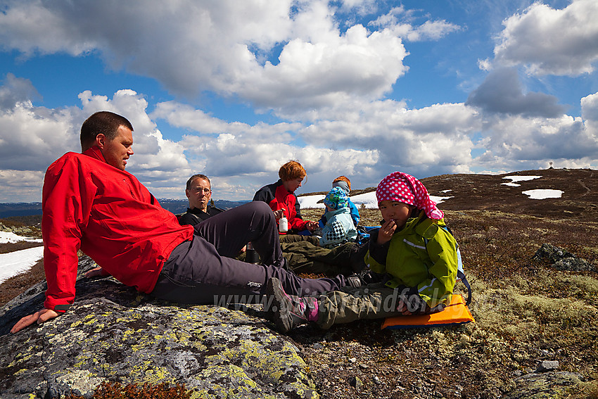 Pause under en tur på Makalausfjellet. Bildet er tatt oppunder østtoppen på 1091 moh som ses bak til høyre i bildet.