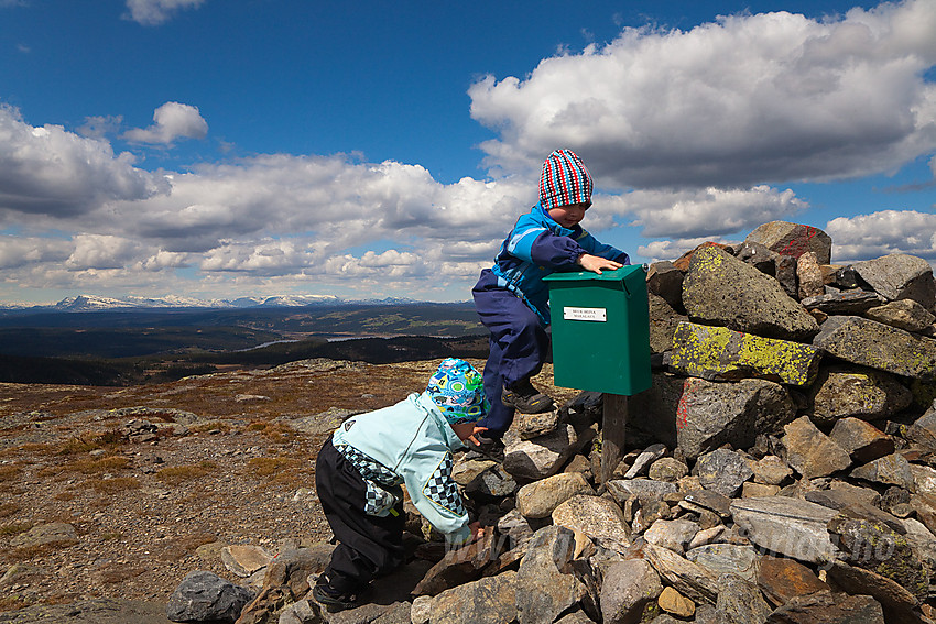 Klatring på varden på Makalausfjellet (1099 moh) på grensa mellom Sør og Nord-Aurdal.