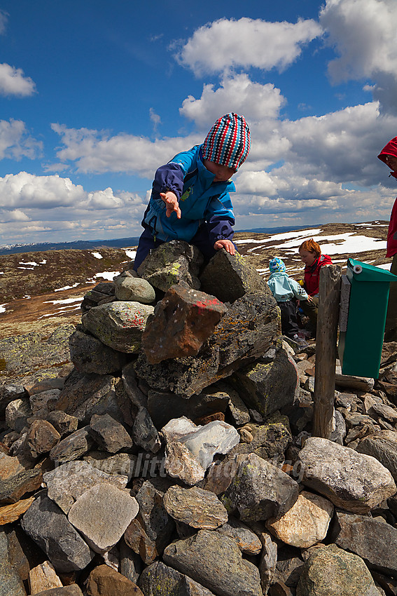 Klatring på varden på Makalausfjellet (1099 moh) på grensa mellom Sør og Nord-Aurdal.