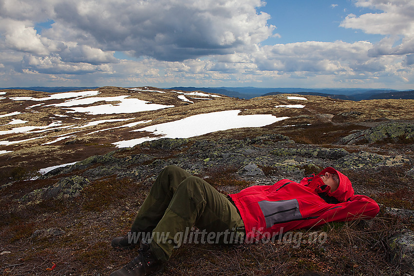 Hvile på toppen av Makalausfjellet (1099 moh) på grensa mellom Sør- og Nord-Aurdal. I bakgrunnen ses Østtoppen (1091 moh).