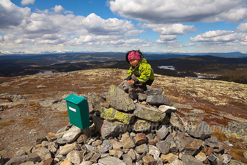 Klatring på varden på Makalausfjellet (1099 moh) på grensa mellom Sør og Nord-Aurdal.