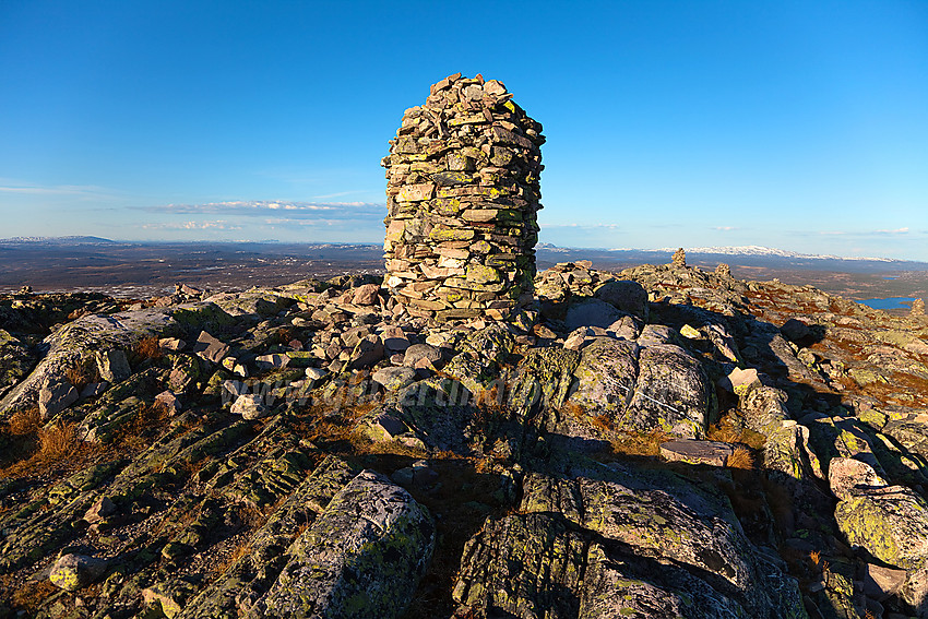 Varden på toppen av Rundemellen (1345 moh) i kveldssol.