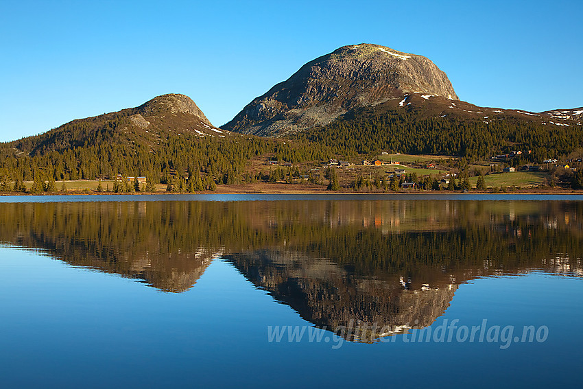 Kalvemellen (1136 moh) og Rundemellen (1345 moh) speiler seg i Turrsjøen en flott sommermorgen.