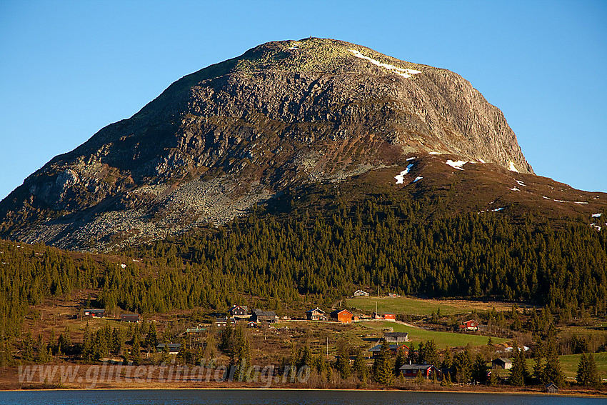 Rundemellen (1345 moh) tar seg i grunnen mektig ut fra sørøst. Her en flott sommermorgen fra andre siden av Turrsjøen.