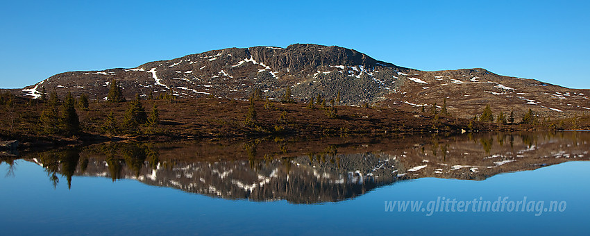 Morgenstemning ved det innerste Melletjernet med Skarvemellen (1267 moh) bakenfor.