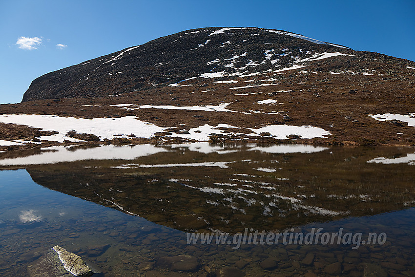 Lite tjern på nordsiden av Rundemellen (1345 moh) med toppen i bakgrunnen.