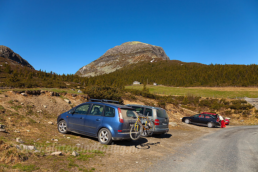 Ved parkeringen for normalruta til Rundemellen, like ved Turrsjøen, med toppen (1345 moh) i bakgrunnen.