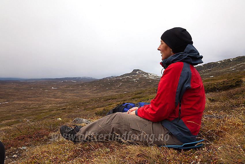 Pause ved foten av Skaget med Svarthammartinden i bakgrunnen.