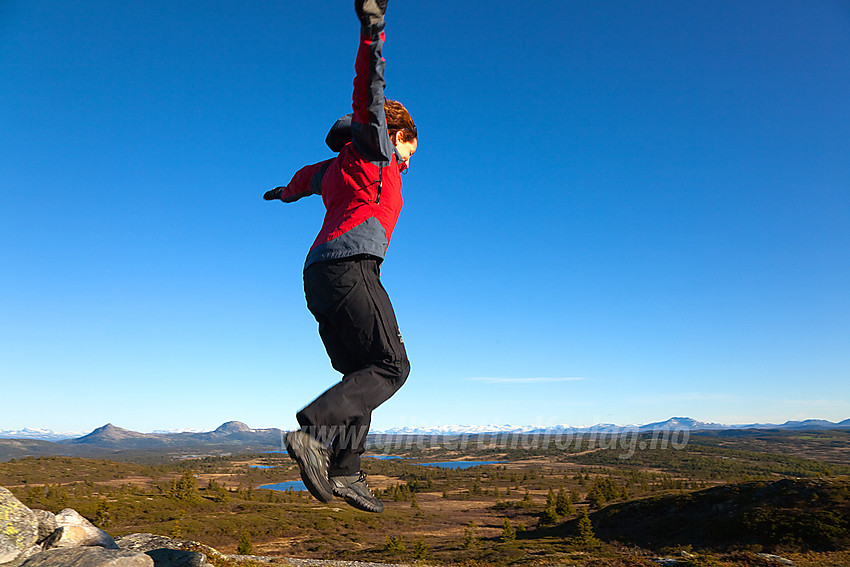 Morgenfriskt hopp fra varden på Goaren (1070 moh) i Etnedal.