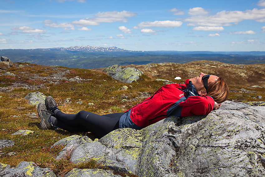 Avslappende pause på toppen av Bjørgovarden (1138 moh). Synnfjellet ses i bakgrunnen.