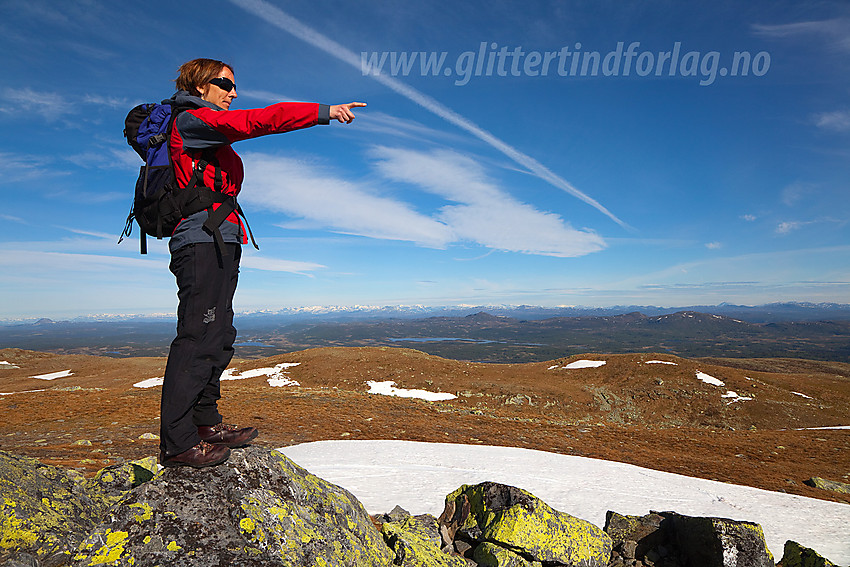 På toppen av Spåtind en flott sommerdag med Jotunheimens snøhvite tinder i bakgrunnen.