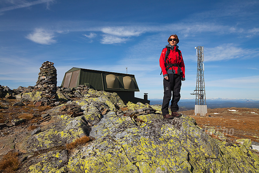 På toppen av Spåtind (1414 moh) med masta og radiolinkstasjonen i bakgrunnen. 