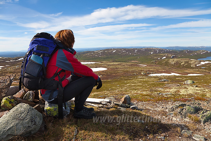 Pause på 1197-toppen, på retur fra Spåtinden mot Feplassen. I bakgrunnen Bjørnehalli og Jomfruslettfjellet.