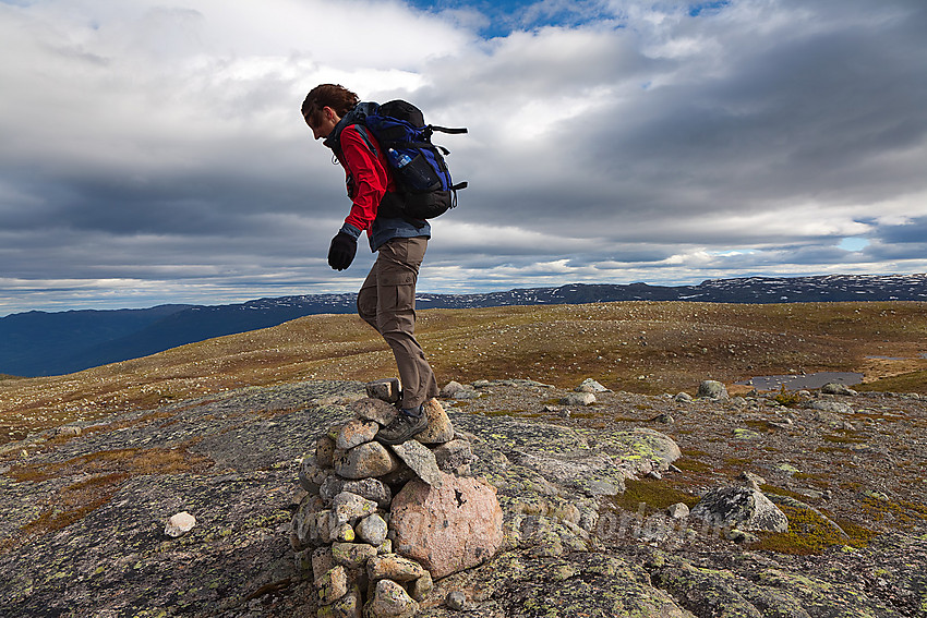 Vindfull sommerdag på toppen av Langtjernkollen (1148 moh) i Vassfaret.