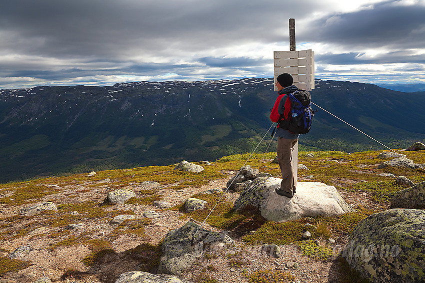 På utsiktspunktet Hestehøgda utpå stupkanten fra Manfjellet mot Aurdalsfjorden. I bakgrunnen ses Sørbølfjellet.