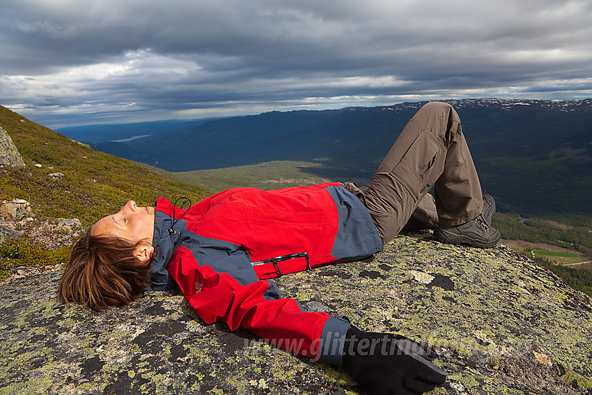 Avslappende pause på Hestehøgda på Manfjellet i Vassfaret.