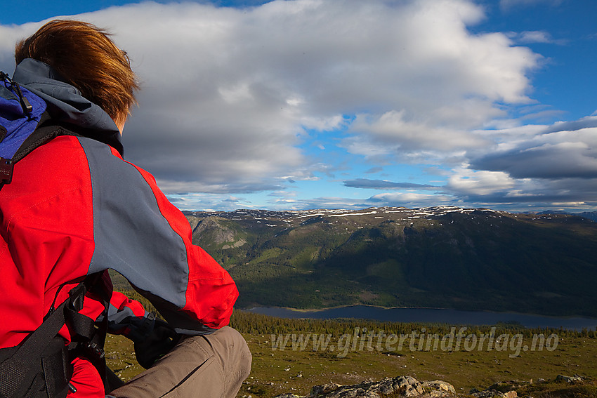 Fra Sæterknatten i Vassfaret med utsikt via Aurdalsfjorden mot Sørbølfjellet.