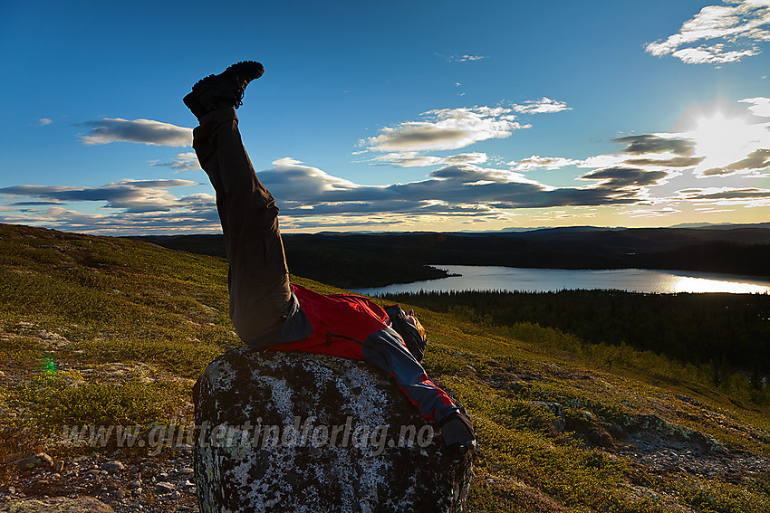 På Busufjellet en sommerkveld med Busuvatnet i bakgrunnen.