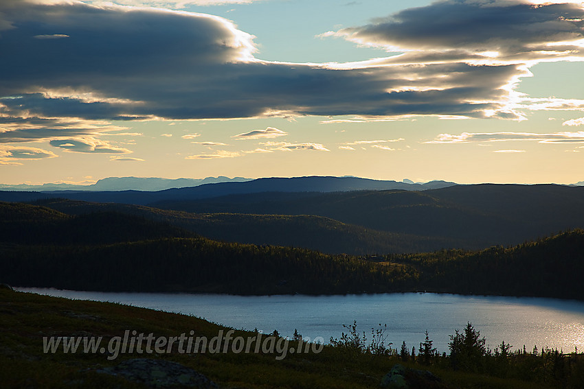 Fra Busufjellet mot Busuvatnet en sommerkveld.