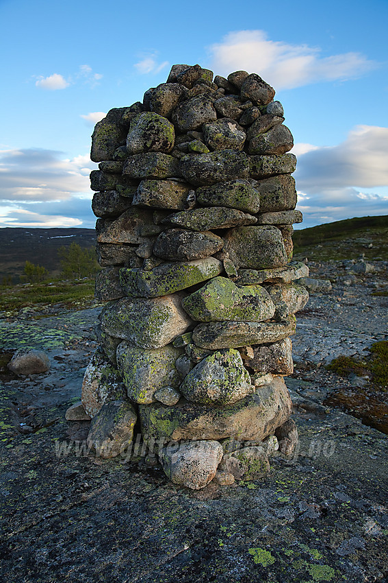 Stor forsseggjort varde litt nedenfor toppen på Busufjellet (1058 moh) i Sør-Aurdal.