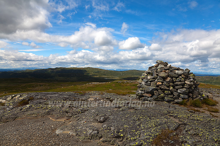 Ved varden på Rauddalsfjellet mot Nystølsfjellet.