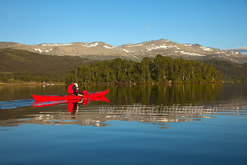 Padling på Bukonefjorden (Storfjorden) med Veslebotnskarvet (1778 moh) i bakgrunnen.