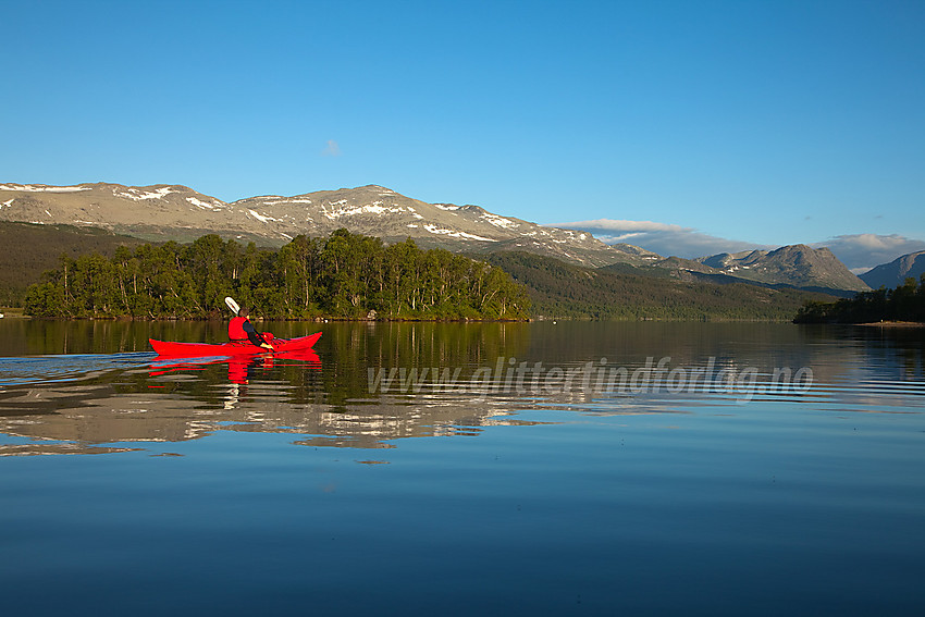 Padling på Bukonefjorden (Storfjorden) med Veslebotnskarvet (1778 moh) i bakgrunnen.