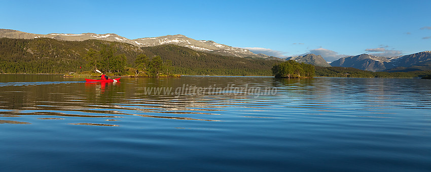 Padling på Bukonefjorden (Storfjorden) med Veslebotnskarvet (1778 moh) i bakgrunnen.