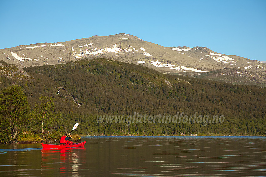 Padling på Bukonefjorden (Storfjorden) med Veslebotnskarvet (1778 moh) i bakgrunnen.