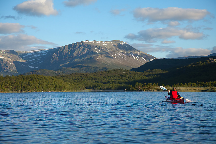 På vei oppover Kvavlin, enden av Storfjorden opp mot Smådalen, med Ranastongeggi i bakgrunnen.