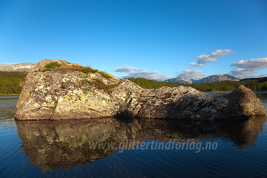 Stein i Kvavlin, enden av Storfjorden opp mot Smådalen.