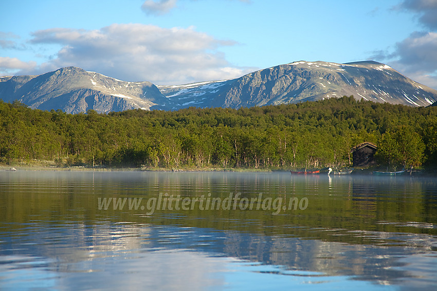 Helt i enden av Storfjorden (Kvavlin) der Smådalselve renner ut i vannet.