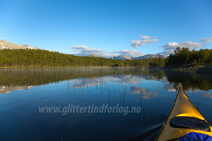 Helt i enden av Storfjorden (Kvavlin) der Smådalselve renner ut i vannet.