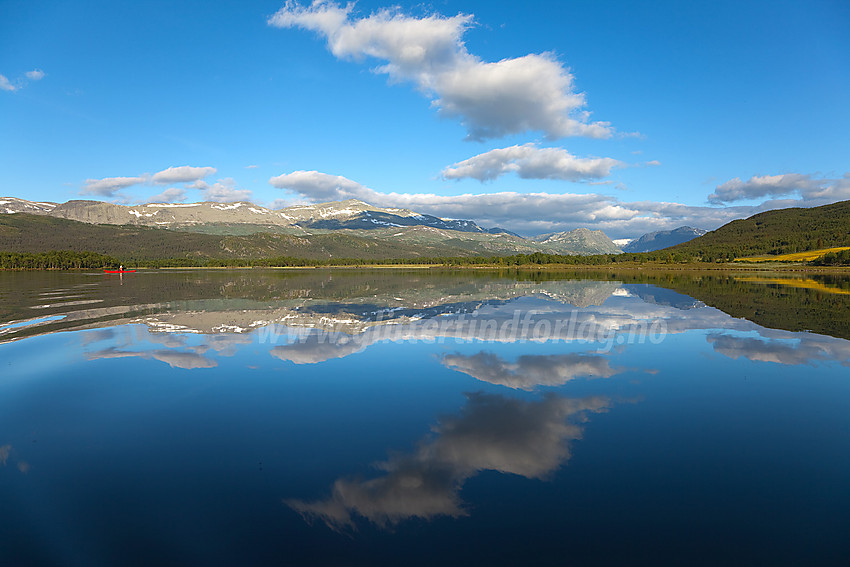 Padling på Bukonefjorden i Vestre Slidre en nydelig sommermorgen med Veslebotnskarvet (1778 moh) i bakgrunnen.