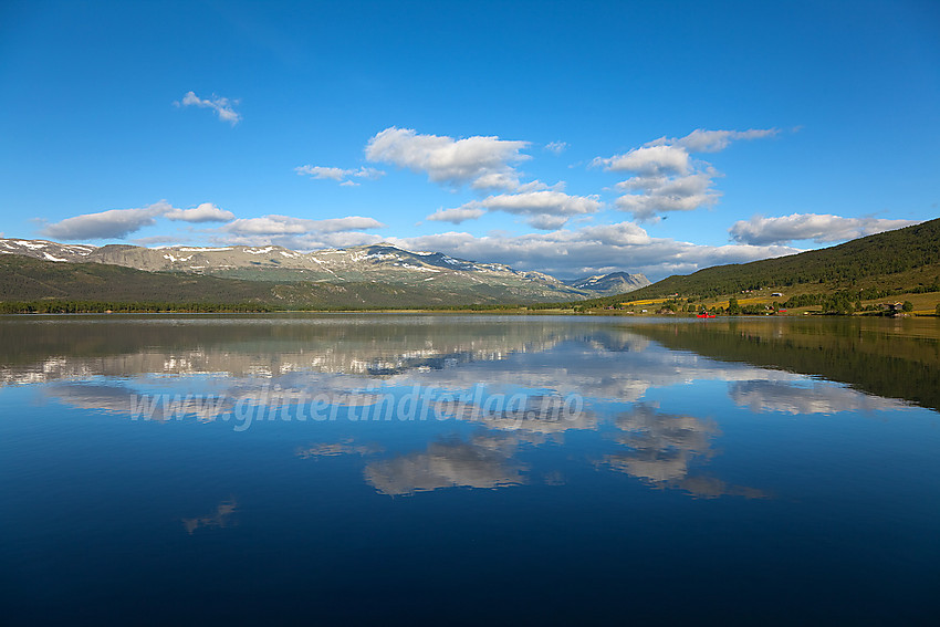 Stemningsfull sommerdag på Bukonefjorden / Storfjorden i Vestre Slidre med Veslebotnskarvet (1778 moh) i bakgrunnen. Ser du kajakken på vannet?