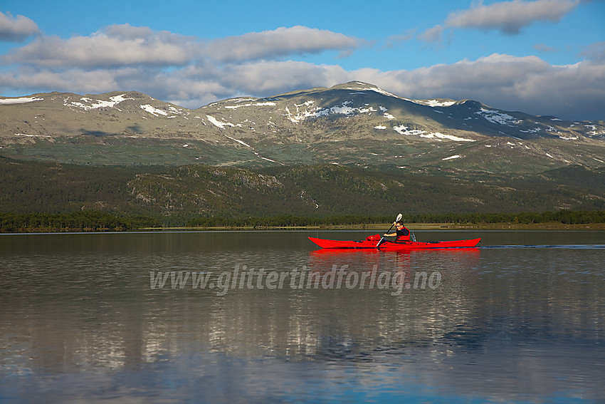 Padling på Bukonefjorden i Vestre Slidre med Veslebotnskarvet (1778 moh) i bakgrunnen.