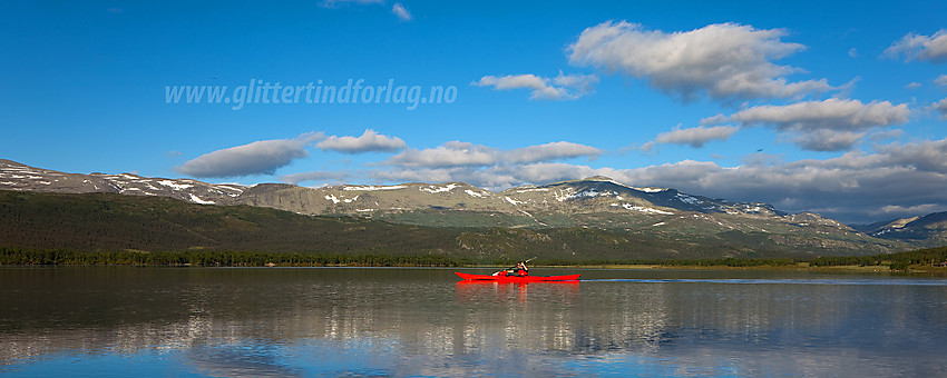 Padling på Bukonefjorden i Vestre Slidre med Veslebotnskarvet (1778 moh) i bakgrunnen.