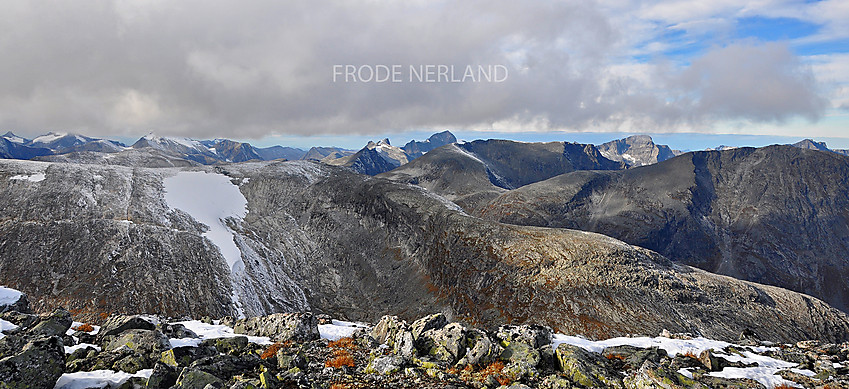 Fra Nørdre Steinbruhøa (Hjellbekkhøa).I forgrunnen Søre Steinbruhøa. I bakgrunnen fjella i Øksendal og Eresfjord.