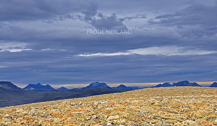 Fantastisk lys over Sunndalsfjella fra Storaurhøa. I bakgrunnen ses Trolla,Såtbakkollen,Navardalsnebba,Storsalen og Somrungnebba