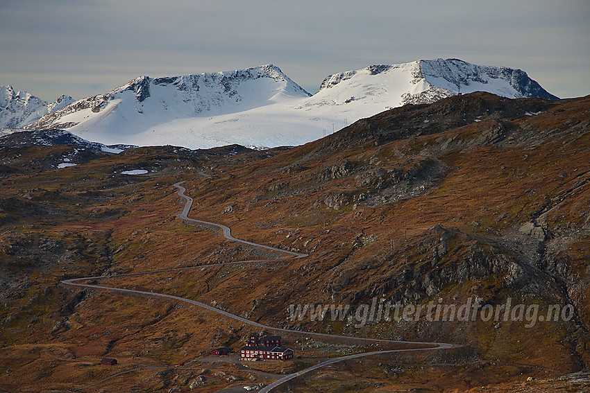 I lia opp mot Veslbreatinden med tilbakeblikk mot Krossbu, Fannaråkbreen, Fannaråken (2068 moh) og Steindalsnosi (2025 moh t.h.).