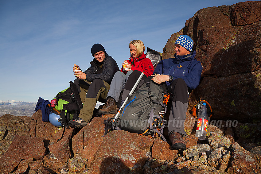 Pause på en fellestur i regi av Valdres Tur- og Fjellsportlag til Veslbreatinden og Skagsnebbene.