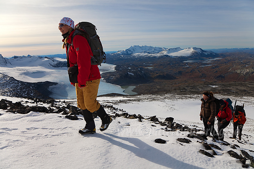 Siste skrittene opp til toppen av Veslbreatinden med utsikt i retning Sognefjellet, Fannaråken og Hurrungane.