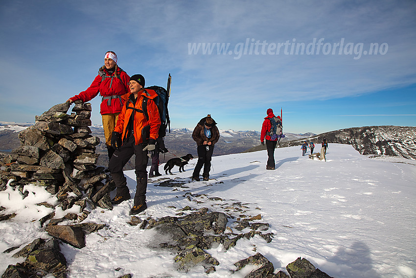 På toppen av Veslbreatinden (2092 moh). I bakgrunnen til høyre ses litt av Veslfjelltinden (2157 moh).