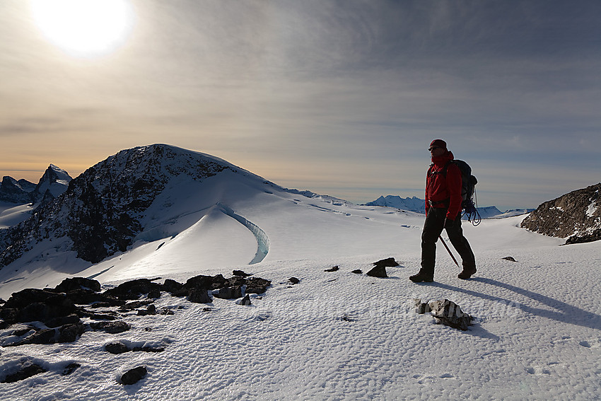 På vei ut ryggen fra Hurrbreatinden med kurs mot Bakarste Skagsnebb. Sentralt på bildet ses Veslbrean med en solid halvbuet tverrsprekk og Veslbreatinden (2092 moh).