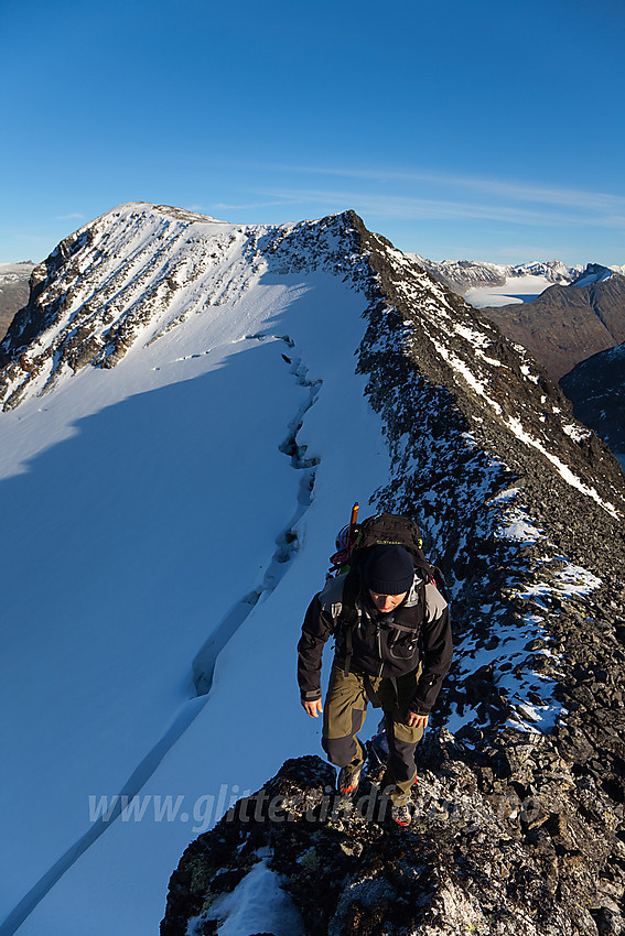 På vei opp mot Hurrbreatinden fra øst med Bakarste Skagsnebb (2093 moh) i bakgrunnen. Hurrbrean nede til venstre.