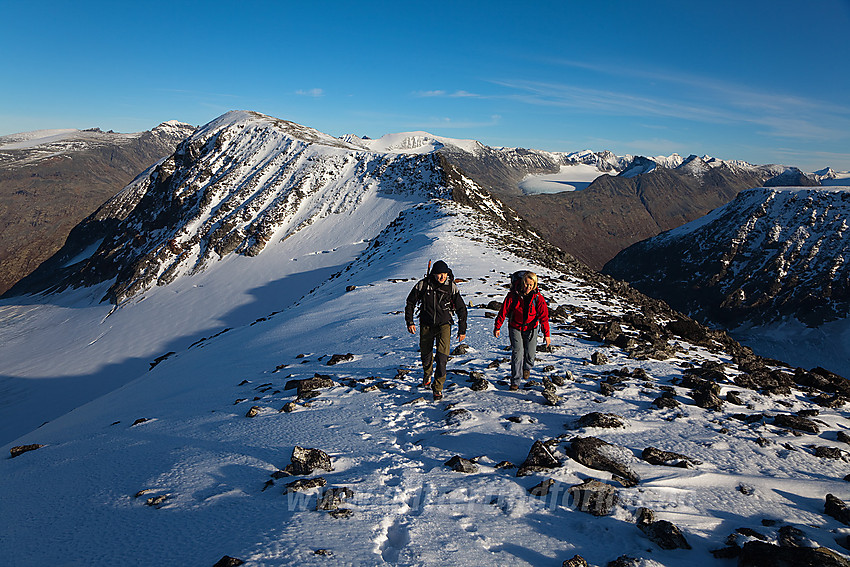 På Hurrbreatinden med Bakarste Skagsnebb (2093 moh) bakenfor.