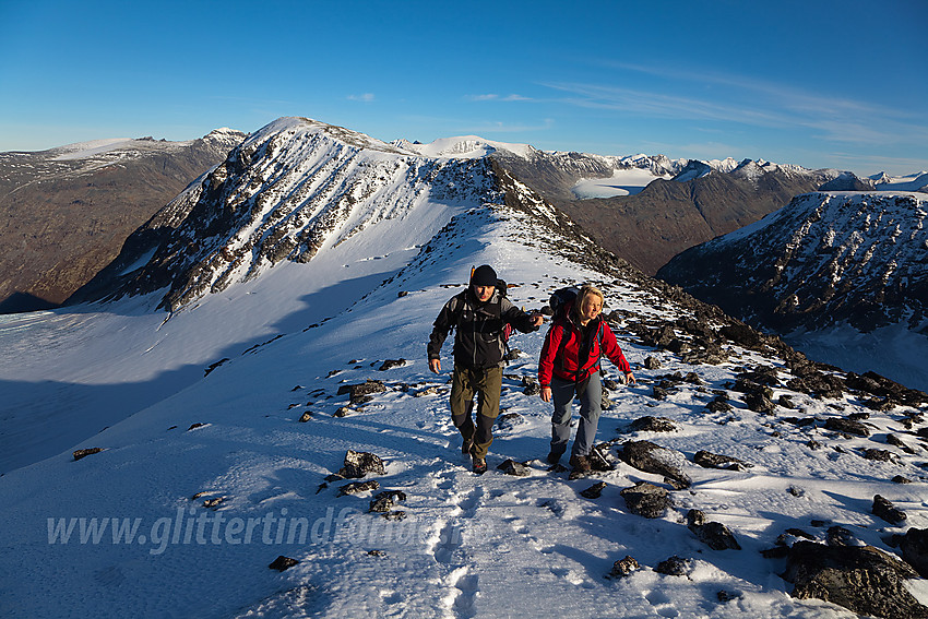 På Hurrbreatinden med Bakarste Skagsnebb (2093 moh) bakenfor.