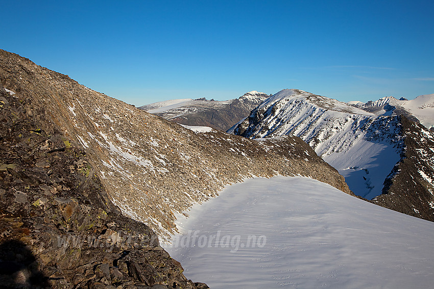 Like ved Hurrbreatinden med ryggen ut til Bakarste Skagsnebb (2093 moh).