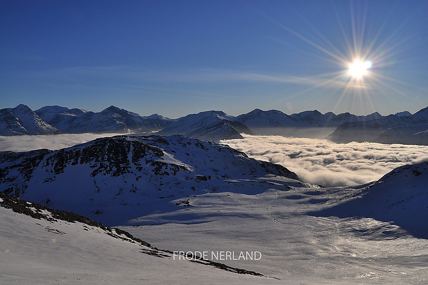 Fra Smiseteggen mot Øksendalsfjella. Sunndalsfjorden ligger nede i skodda helt til venstre.